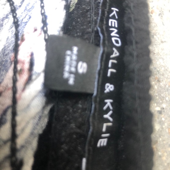 Kendall and Kyle collection off the shoulder - Picture 5 of 6